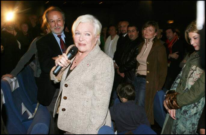 Line Renaud, avec au loin Claude Chirac, lors de la projection du documentaire sur la vie de Line Renaud, en décembre 2005. 