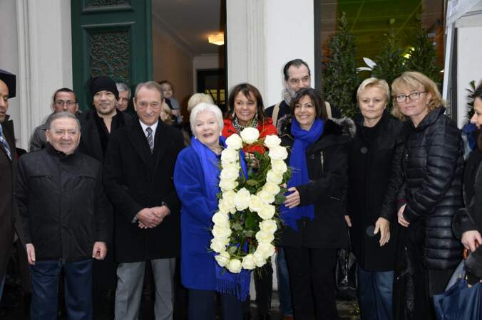 Line Renaud et Claude Chirac, entourées d'Anne Hidalgo, de Pascal Obispo ou encore de Bertrand Delanoë, lors du dévoilement de la plaque en hommage à Loulou Gasté, le 29 janvier 2014. 