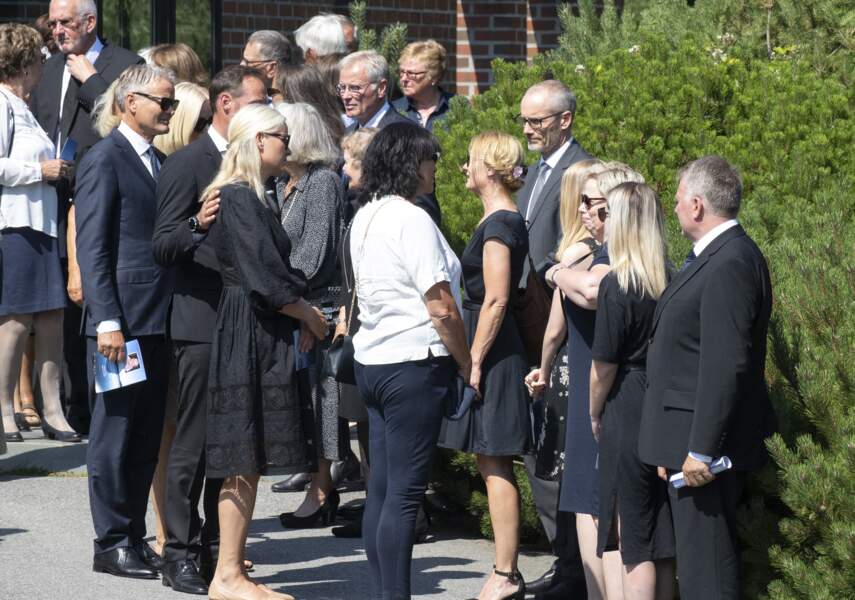 La princesse Mette-Marit de Norvège était accompagnée de son mari, le prince Haakon de Norvège, pour les funérailles de son beau-père. 