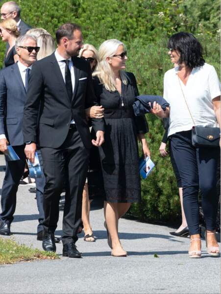 Le prince Haakon de Norvège et son épouse Mette-Marit assistent aux funérailles de Magnar Alfred Fjeldvær, ce 26 juin 2020. 
