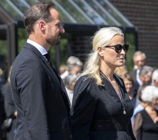 Le prince Haakon de Norvège accompagne son épouse, Mette-Marit, lors des obsèques de son beau-père. 