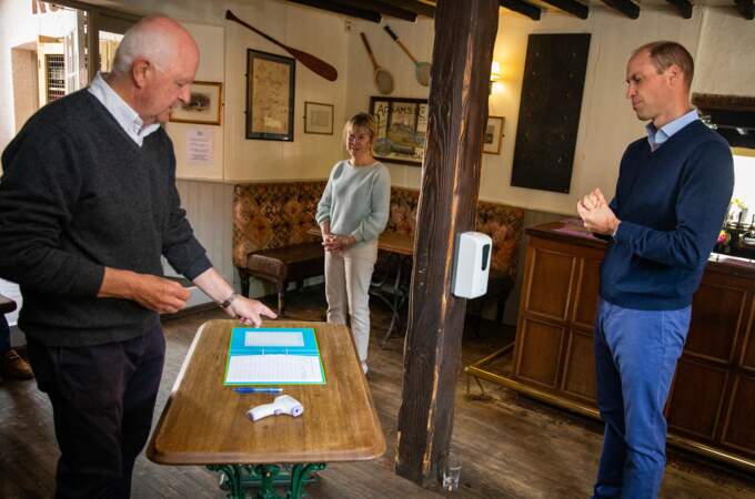 Pour célébrer la réouverture des pubs, le prince William s'est rendu au Rose and Crown à Snettisham, Norfolk