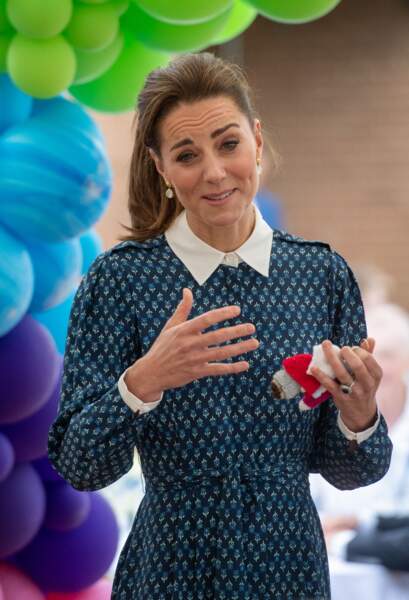 Kate Middleton a reçu des cadeaux de la part du personnel soignant, lors d'une visite à l'hôpital Queen Elizabeth Hospital à King's Lynn le 5 juillet 2020.