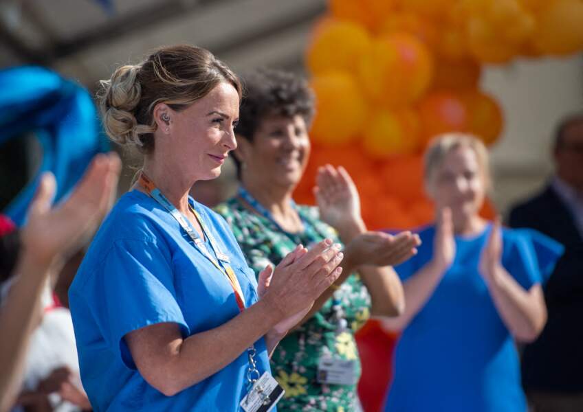 Les soignants ont applaudi lors de la visite de Kate Middleton et du prince William, lors de leur visite à l'hôpital Queen Elizabeth à King's Lynn, le 5 juillet 2020. 
