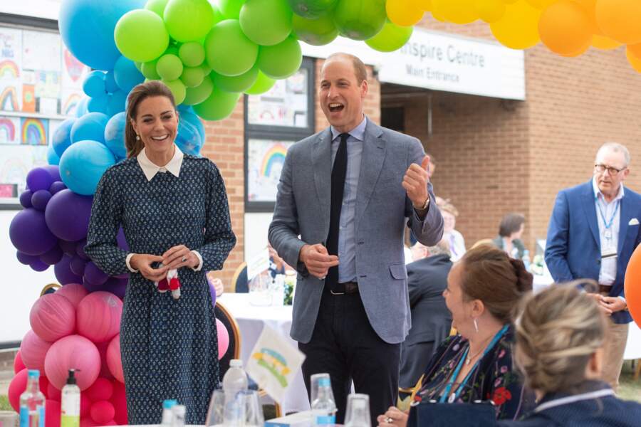 Kate Middleton et le prince William se sont vus offerts des petits cadeaux, lors de leur visite à l'hôpital Queen Elizabeth Hospital à King's Lynn le 5 juillet 2020.