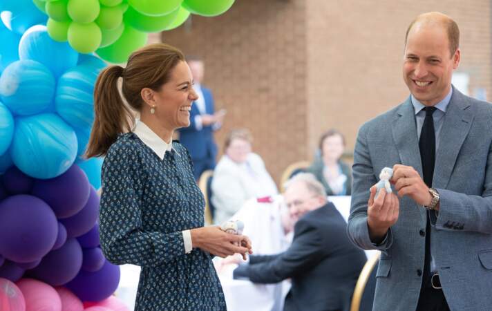 Kate Middleton et le prince William ont reçu des porte-clés qui représentent des personnels soignants, lors d'une visite à l'hôpital Queen Elizabeth Hospital à King's Lynn le 5 juillet 2020.