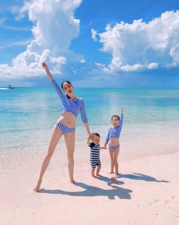 Le top model Coco Rocha et sa fille Ioni Conran dans un des modèles iconiques de Natayakim, avec son fils Iver Conran.