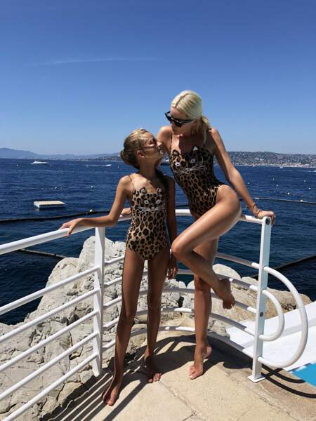La créatrice, Natallia Yakimchyk avec sa fille dans l'un des modèles de la collection été 2020.