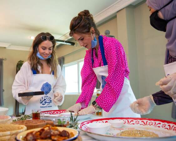 La reine Rania de Jordanie et la princesse Iman se sont initiées à la préparation de biscuits