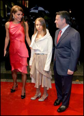 La princesse Iman, entourée de ses parents la reine Rania de Jordanie et le roi Abdallah II