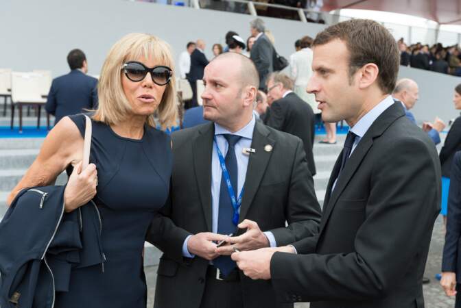 Brigitte et Emmanuel Macron rejoignant la tribunelle présidentielle pour le défilé du 14 juillet 2016. Le couple n'est pas encore "En marche". Emmanuel Macron ne renoncera à son poste de ministre de l'Economie pour mieux se lancer dans la campagne présidentielle qu'à la fin de l'été...