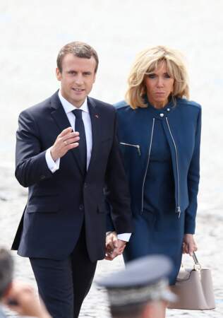 Brigitte et Emmanuel Macron rejoignant la tribune présidentielle pour le défilé du 14 juillet 2017.