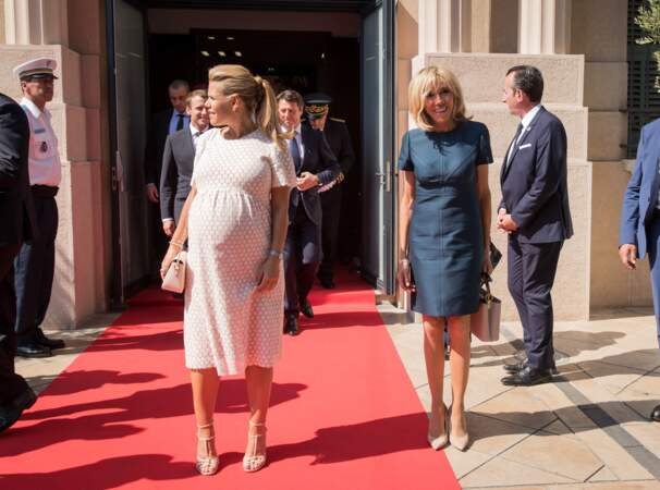 Ce 14 juillet 2017, Brigitte Macron avait choisi des escarpins et sac en cuir grenelé beiges Louis Vuitton, déjà portés deux mois plus tôt à l'Elysée pour l'investiture d'Emmanuel Macron.