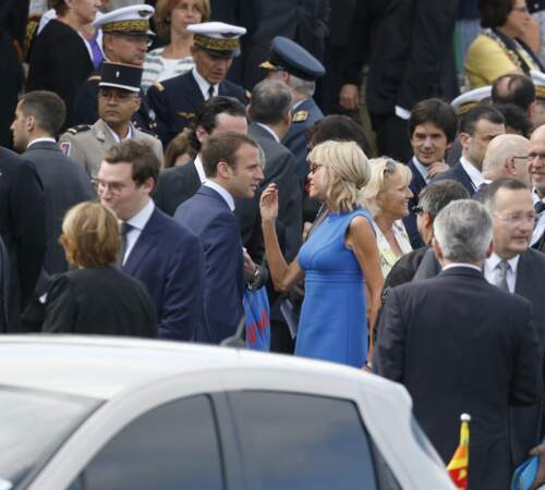 Le 14 juillet 2015, Brigitte Macron ramasse encore ses cheveux blonds cendré dans la nuque avec une barrette.