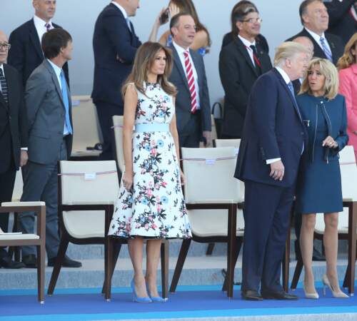 Pour ce 14 juillet 2017, avec Melania et Donald Trump en invités d'honneur, Brigitte Macron avait opté pour une robe et un spencer zippé bleu paon de la maison Louis Vuitton.