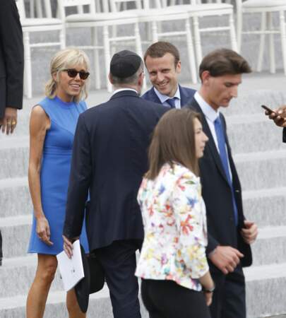 Lunettes de soleil, micro-robe bleu cobalt sans manches et talons vertigineux Louis Vuitton : Brigitte Macron met peut-être un peu trop en valeur sa silhouette de "sexy sexa", ce 14 juillet 2016.