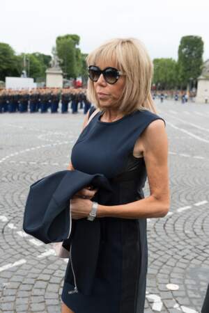 Ce 14 juillet 2016, Brigitte Macron n'est pas encore rodée aux usages et conventions : si elle fait déjà sensation dans une robe sans manches mais avec empiècements de cuir Louis Vuitton, l'épouse d'Emmanuel Macron ose des lunettes de soleil un peu trop bling.