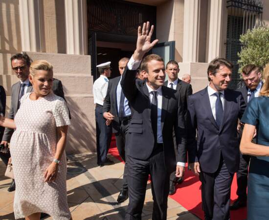 Plus tard dans la journée de ce 14 juillet 2017, Brigitte Macron avait laissé tombé son spencer pour rejoindre l'hôtel de ville de Nice, où un hommage aux victimes de l'attentat du 14 juillet 2016 était rendu.