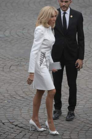Pour ce 14 juillet 2019, Brigitte Macron arborait un total look blanc Louis Vuitton. 