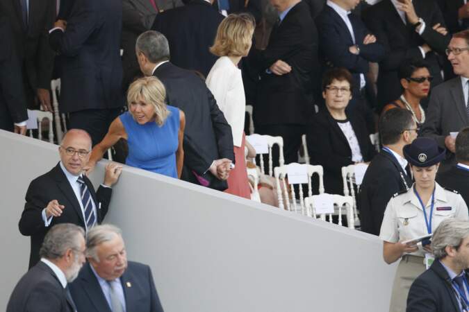 Le bronzage de Brigitte Macron attire également les regards ce 14 juillet 2015.