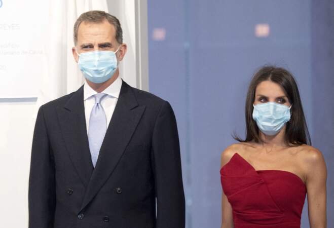 Le roi Felipe VI et Letizia d'Espagne se protègent du coronavirus en portant un masque