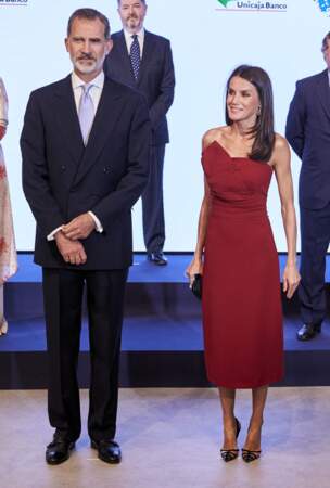 Le roi Felipe VI et Letizia d'Espagne sans masque pour la photo de groupe