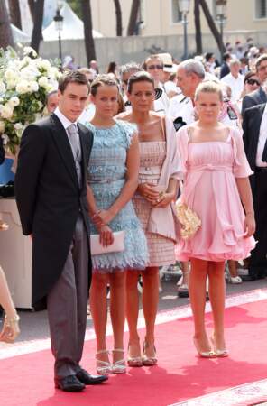 Camille Gottlieb à 13 ans en robe rosepour le mariage religieux de Charlene et Albert en 2011.