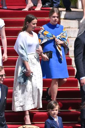Camille Gottlieb lookée en robe bleue unie pour le baptême des jumeaux de Monaco.