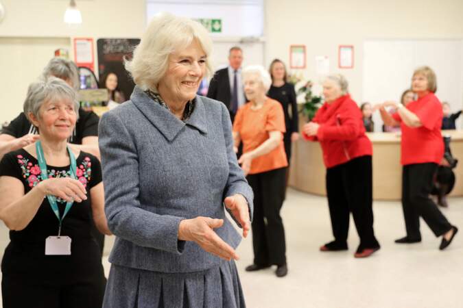 Camilla Parker Bowles se prête avec humour à une danse de la chenille avec les membres du RVS Cornhill Centre à Banbury. Le 29 janvier 2020.