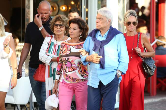 Bernard Tapie, en meilleure forme, va au restaurant avec sa femme Dominique, à Saint-Tropez, ce 15 juillet 2020. 