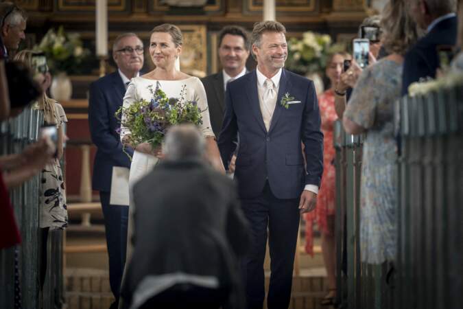 La Première ministre danoise et son mari quittent l'église de Magleby où ils ont pu enfin se dire "oui".
