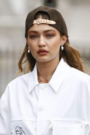 Gigi Hadid réhabilite la casquette chez Louis Vuitton