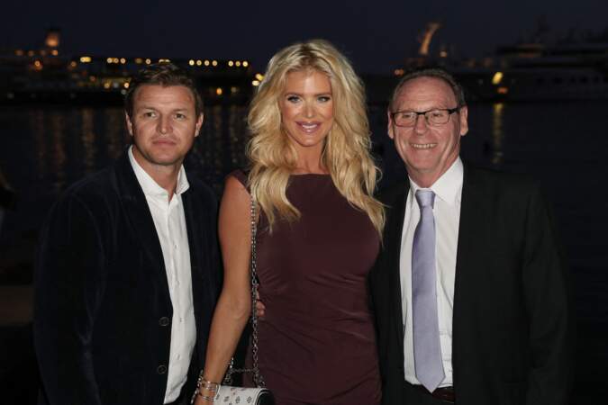 Gareth Wittstock, Victoria Silvstedt et Jean-Jacques Raffaele (maire de La Turbie, lors du tirage au sort de la Coupe Princesse de Monaco au Yacht Club de Monaco le 2 octobre 2019.