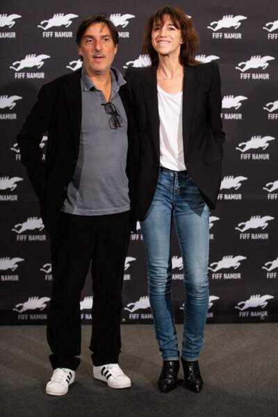 Charlotte Gainsbourg : c'est aussi un jean slim porté avec t-shirt blanc, une veste noire et des bottines.
