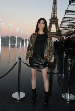 Jupe courte en cuir, bottines hautes pour le défilé Saint Laurent en 2018, Charlotte Gainsbourg porte souvent des tenues qui mettent des longues et fines jambes en valeur.