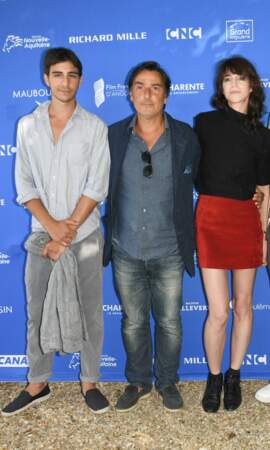 Charlotte Gainsbourg  adore le rouge et le noir et les jupes courtes. Ici avec Yvan Attal et leur fils, Ben, le 20 août 2019.