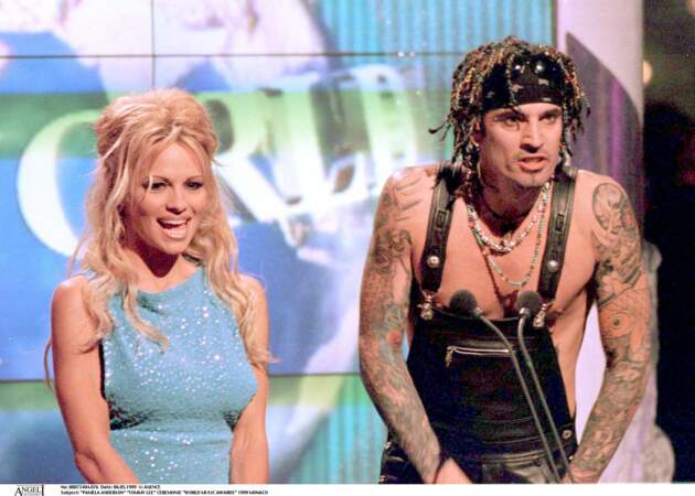 Pamela Anderson et Tommy Lee se marient seulement un mois après leur rencontre, en 1995. De cette union naîtra deux enfants. Mais le musicien se montre violent et le couple divorce en 1998.