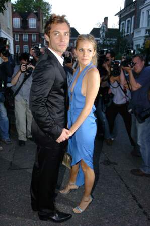 En 2005, Jude Law et Sienna Miller forment le couple le plus en vue du moment. Ce qui n'empêche pas l'acteur de papillonner. Lorsqu'elle apprend sa liaison avec la nounou de ses enfants, Daisy Wright, la jeune femme, humiliée, met immédiatement un terme à leur histoire.