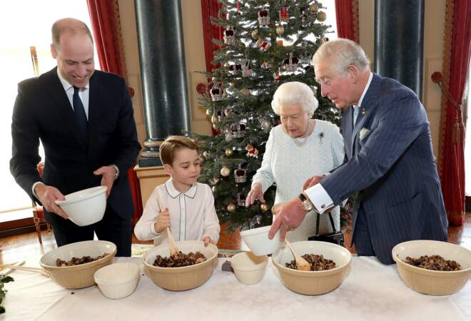 Le prince George, son papa et ses grands-parents préparent des puddings de Noël en décembre 2019