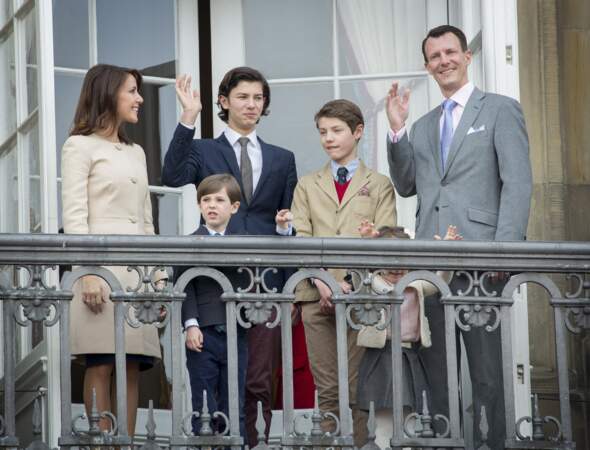 La princesse Marie, le prince Joachim de Danemark, et leurs enfants, le prince Nikolaï, le prince Henrik, le prince Félix et la princesse Athéna le 16 avril 2016