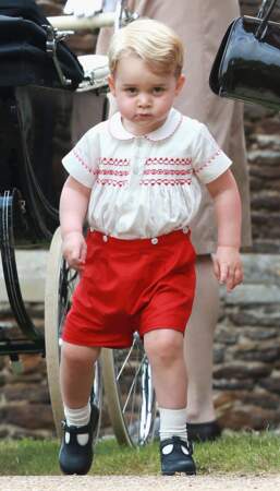 Le prince George porte une tenue ayant appartenu à son père, pour le baptême de la princesse Charlotte, le 5 juillet 2015.