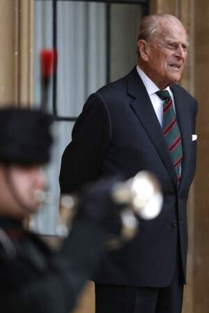 Pour ce rare engagement public depuis sa retraite en 2017, le prince Philip est apparu vêtu d'une cravate verte et rouge et d'un costume de la marine.