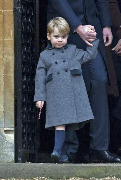 Le prince George de Cambridge en manteau chic à Noël en 2016.