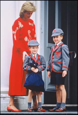 Les prince William et Harry le jour de la rentrée en 1989.