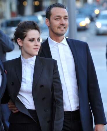 C'est dans la presse à scandale que Robert Pattinson apprendra la liaison de Kristen Stewart avec le réalisateur Rupert Sanders, alors marié au mannequin Liberty Ross.