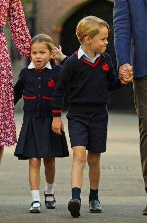 La princesse Charlotte et le prince George aux bras de leurs parents