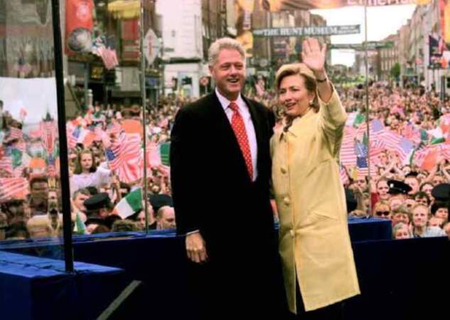Le 17 août 1998, Bill Clinton, alors président des Etats-Unis, reconnaît avoir eu une relation "inappropriée" avec une stagiaire de la Maison Blanche nommée Monica Lewinsky. Des révélations qui bouleverseront son épouse, Hillary, mais aussi les Américains.