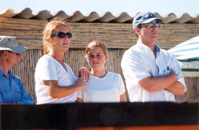 Sarah Ferguson, avec la princesse Beatrice et le prince Andrew, lors de vacances à Saint-Tropez, en juillet 2000. 