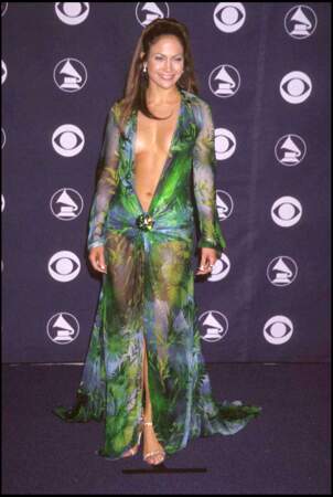 La robe Versace au décolleté profond de Jennifer Lopez