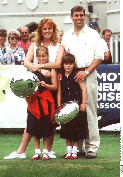 Fergie et Andrew, avec leurs deux filles, lors d'un match de golf, le 5 août 1997. 